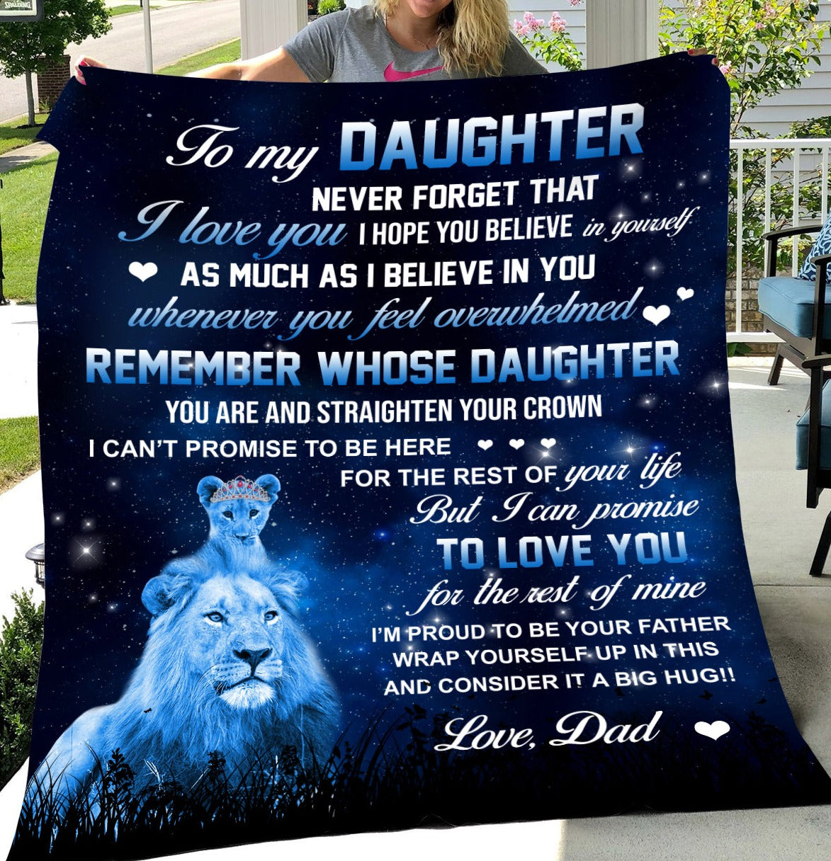 TO MY DAUGHTER STRAIGHTEN YOUR CROWN LOVE DAD LION Cozy Plush Fleece Blankets